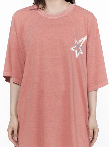 Oversized Star Graphic T-Shirt IL516 Pink close-up detail of chest silver and white star graphic on acid-washed cotton fabric on female model