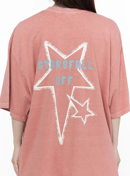 Oversized Star Graphic T-Shirt IL516 Pink front view on female model with trucker cap and white skirt holding tote bag in street style look