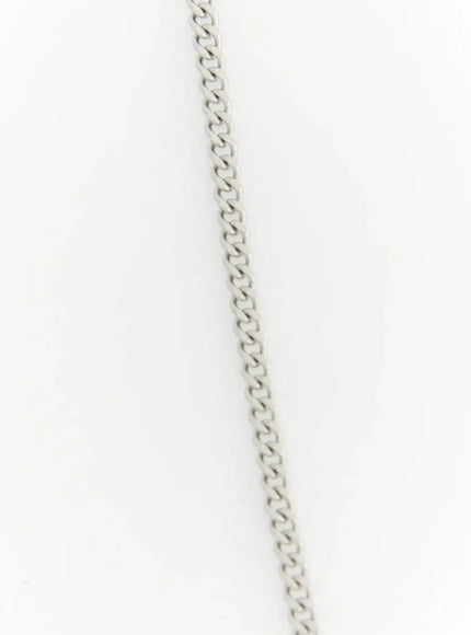 Pearl Safety Pin Necklace IL522 Silver close-up detail of silver curb chain link texture on white background showing chain construction