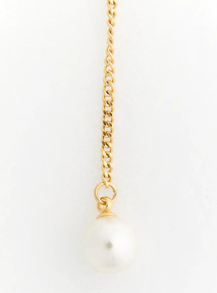 Pearl Safety Pin Necklace IL522 Gold close-up detail of dangling single white pearl drop pendant attached to gold curb chain