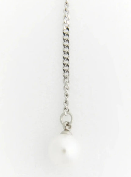 Pearl Safety Pin Necklace IL522 Silver close-up detail of silver curb chain with single white pearl drop pendant hanging from jump ring