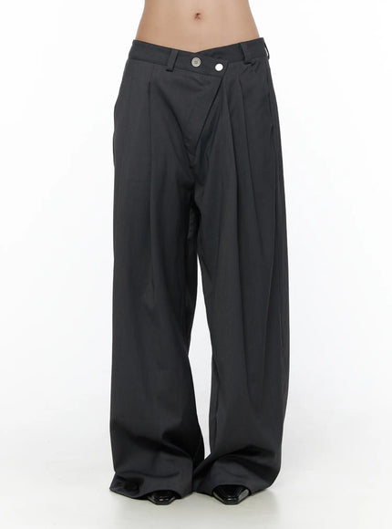 Pintuck Belted Wide Slacks CL510 dark gray front shot on model, clean waistband view without stud belt, wide-leg pleated trousers, low-rise silhouette
