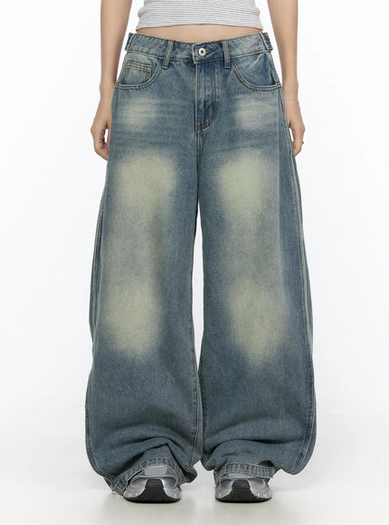 Rey Vintage Washed Wide Leg Jeans CL524 Blue front shot on model, low-rise waistband with sun-faded yellow-green wash, wide balloon leg, hands in pockets