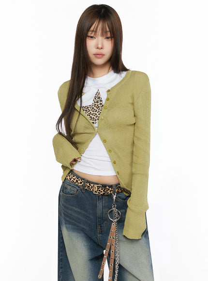 Ribbed Cardigan IL523 Dark green S/M upper-body front shot on model, cardigan open with lapel folded back, gold buttons visible, ribbed knit texture, arms at sides