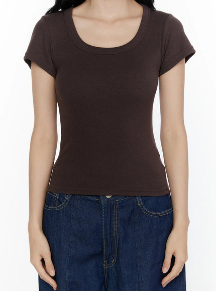 Ribbed U-Neck Tee CL520 Dark brown detail close-up model shot featuring scoop neckline ribbed texture cap sleeves and cropped body-hugging fit on model