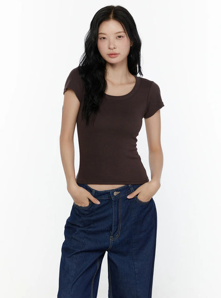 Ribbed U-Neck Tee CL520 Dark brown front model close-up cropped torso shot highlighting U-shaped scoop neckline ribbed cotton fabric and fitted silhouette