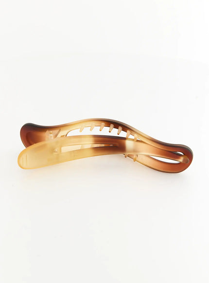 Ruby Hair Clip IL503 brown ombre reverse angle view showing comb teeth, open loop ends, and cream-to-brown gradient resin detail