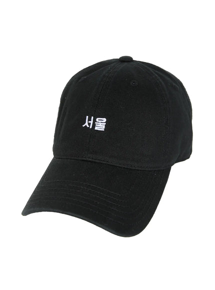 Seoul Mood Cap IL503 Black angled side flat product shot on white background, six-panel cotton twill, white Seoul Hangul embroidery on front panel, curved brim
