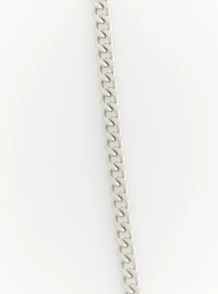 Shadow Sword Necklace IL522 Silver close-up detail of polished sterling silver curb chain links on white background