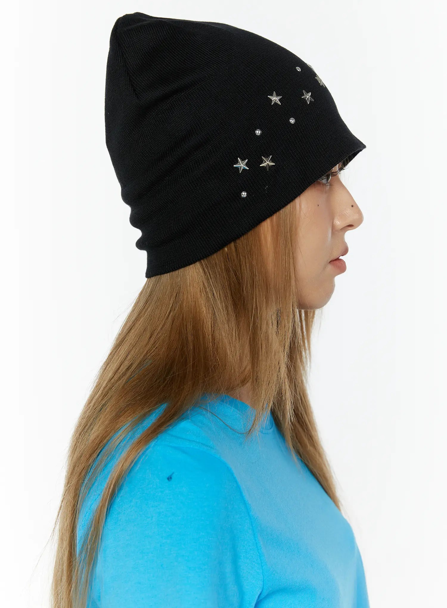 Simic Starmix Beanie IL503 Black side view on model with long hair, showing silver star stud placement across knit slouchy silhouette