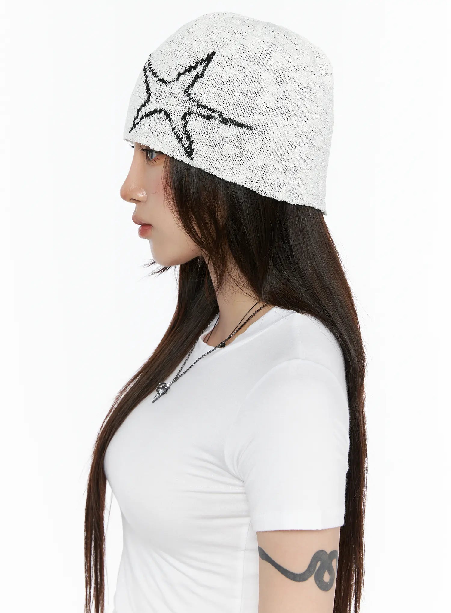 Slab Star Beanie IL503 White side profile view on model, loose open-knit texture with black star motif, paired with white fitted T-shirt