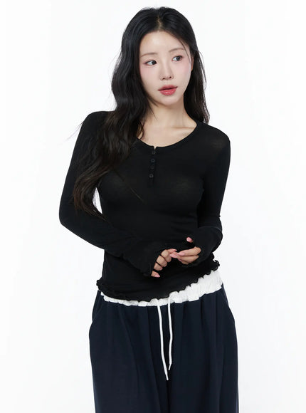 Slim-Fit Henly Neck Long Sleeve Tee IU525 in Black, size S/M
