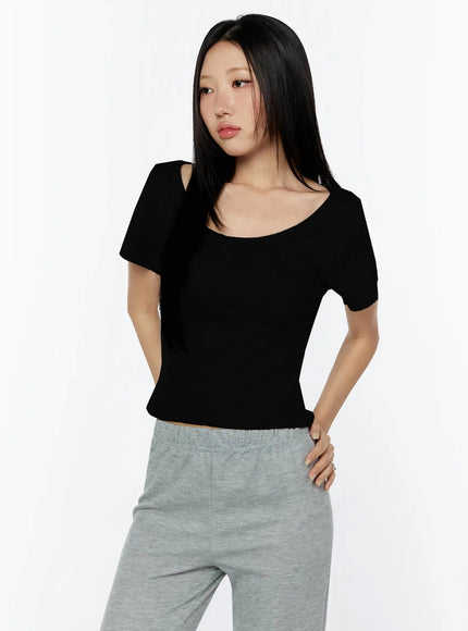 Slim U-Neck Short Sleeve Tee IU524 in Black, size S/M