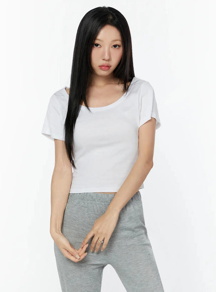 Slim U-Neck Short Sleeve Tee IU524 in White, size S/M