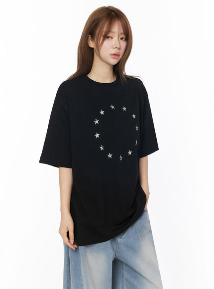 Star Ring Graphic Oversized Tee IL502 Black front shot model wearing oversized tee with circular silver star ring graphic styled with wide-leg jeans