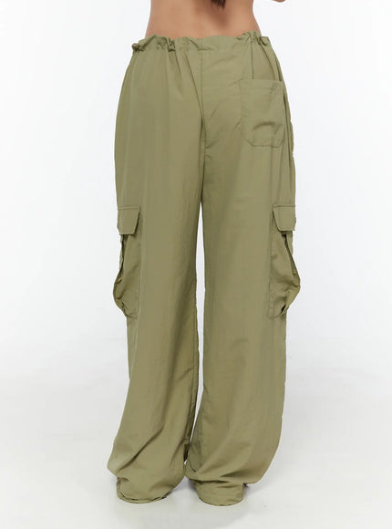 String Pocket Wide Pants CU526 Dark green back shot on model showing rear patch pocket, bilateral cargo pockets and relaxed wide-leg silhouette
