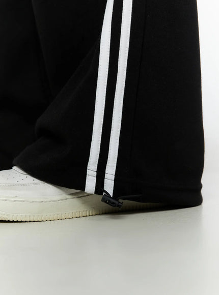 Stripe Detail Sweatpants IL506 Black close-up detail shot of hem and ankle, white double side stripe and adjustable drawcord stopper at hem opening