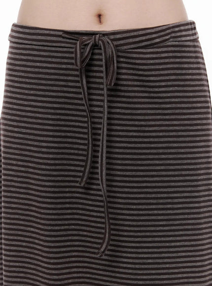 Striped Tie Maxi Skirt IL506 Brown close-up detail of drawstring tie waistband with brown-black horizontal stripe knit fabric texture