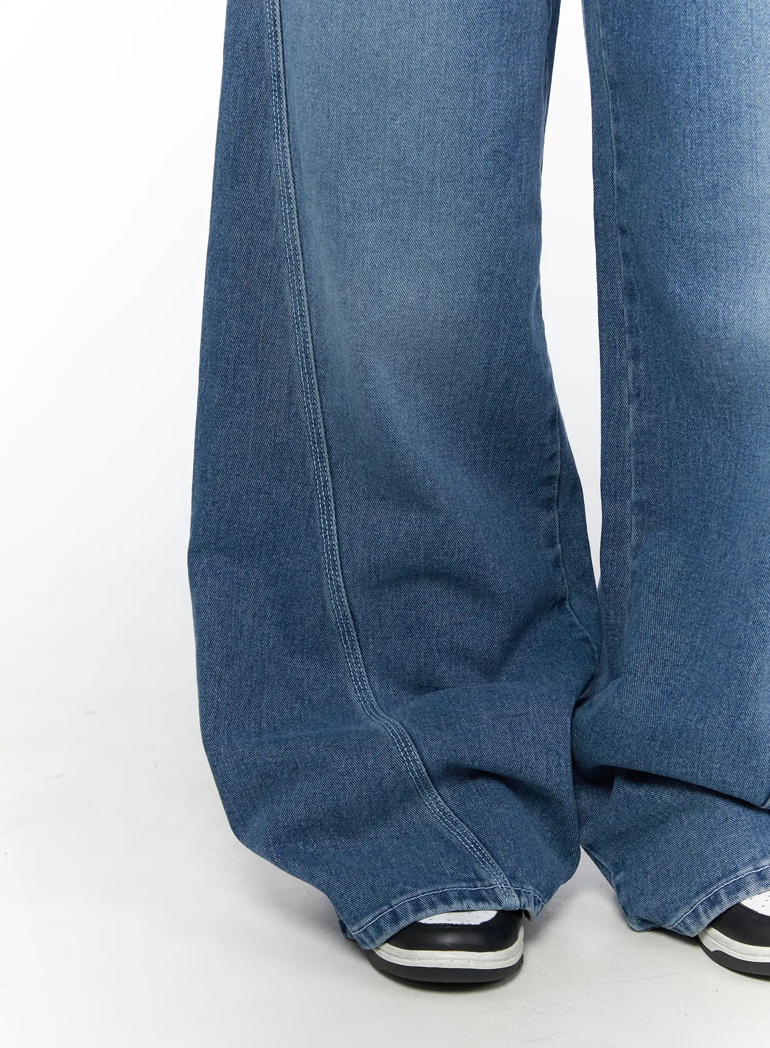 Suna Washed Wide Leg Jeans CU523 Blue close-up detail of hem and leg seam showing curved hem stitch and wide leg volume