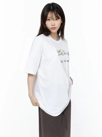 Teddy Graphic Oversize T-Shirt IL506 White three-quarter angle model hand in pocket showing graphic print half-sleeve oversized length and curved hem