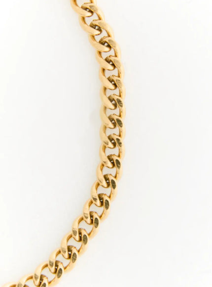Titan Bar Bracelet IL522 Gold macro close-up of polished gold curb chain links showing texture and sheen