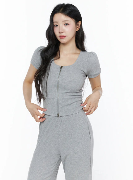 Two-Way Top & Sweatpants Set IU525 Gray front close-up on model torso showing two-way center front zipper detail and ribbed texture of crop top