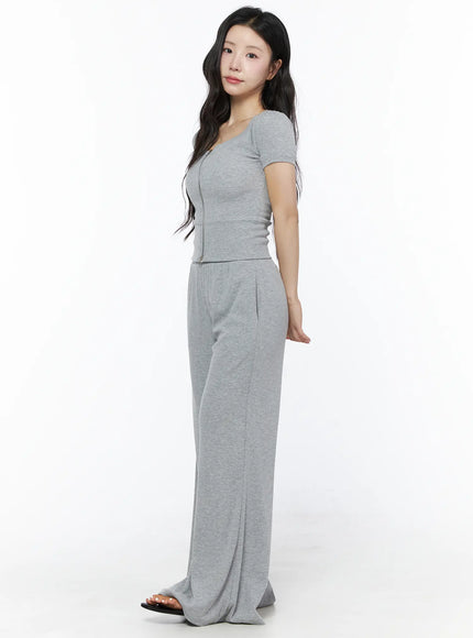 Two-Way Top & Sweatpants Set IU525 Gray side full-length shot on model standing upright, showing silhouette of ribbed zip top and wide-leg flared pants
