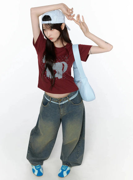 LEWKIN Unicorn Graphic Crop T-Shirt IL506 Dark red full-body front model shot styled with wide-leg jeans light blue cap and crossbody bag size S/M