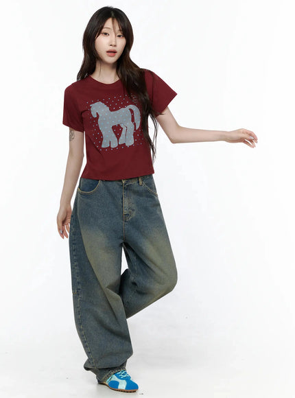 Unicorn Graphic Crop T-Shirt IL506 Dark red front full-body model shot standing with arm extended showing horse star graphic crop tee with wide-leg jeans