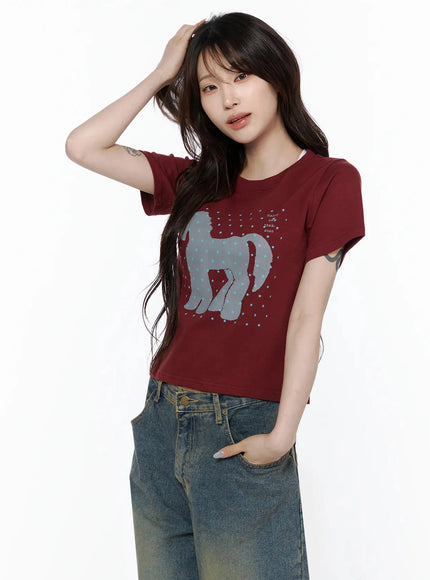 Unicorn Graphic Crop T-Shirt IL506 Dark red front model shot hand in hair showing horse star graphic crew neck crop tee styled with wide-leg jeans