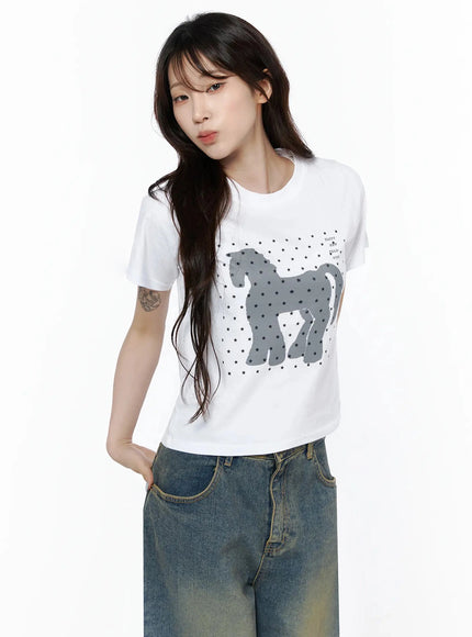 Unicorn Graphic Crop T-Shirt IL506 White front model close-up shot showing horse star graphic print crew neck short sleeves styled with jeans