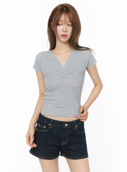 V-Neck Ruched Slim-Fit Top IU525 in Gray, size S/M