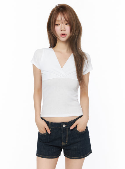 V-Neck Ruched Slim-Fit Top IU525 in White, size S/M