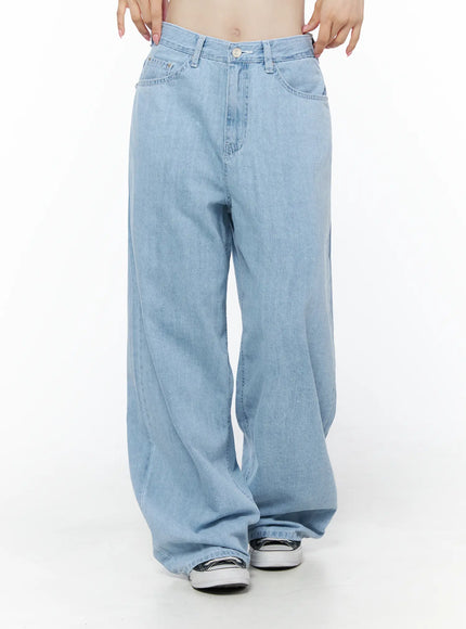Viori Casual Wide-Leg Jeans IU525 Light blue front mid-body shot on model with both hands on hips, highlighting low-rise fit, front pockets, and light wash denim texture