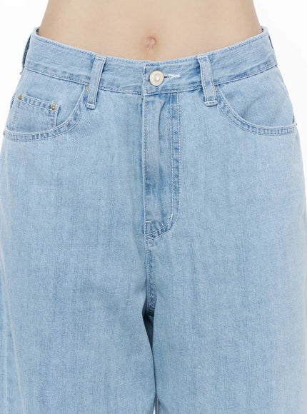 Viori Casual Wide-Leg Jeans IU525 Light blue close-up detail shot of front waistband showing asymmetric V-cut, button closure, coin pocket, and riveted front pockets