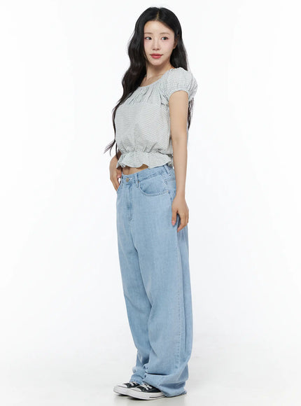 Viori Casual Wide-Leg Jeans IU525 Light blue three-quarter side shot on model with hand on hip, showing wide-leg silhouette and side seam detail with gingham top styling