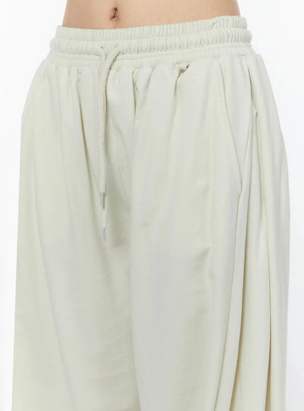 Wide Leg Sweatpants IU524 Light beige close-up detail of elastic smocked waistband with drawstring cord and front pleats