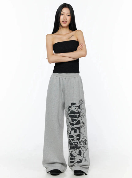 Wrinkle Textured Tube Top IL516 Black front shot on model with arms crossed, full-length view paired with grey graphic wide-leg sweatpants