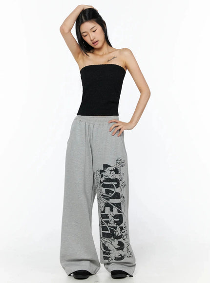 Wrinkle Textured Tube Top IL516 Black front shot on model with hand on hip, three-quarter view showing textured fit and grey graphic sweatpants