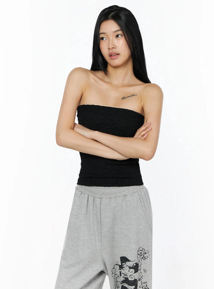 Wrinkle Textured Tube Top IL516 Black front shot on model standing straight, full-length view with wide-leg grey graphic sweatpants