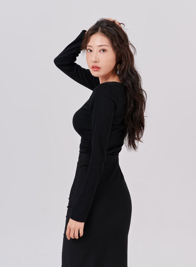 LEWKIN Square Neck Crop Long Sleeve T-Shirt IS05 in black, side view on model, slim-fit stretch fabric hugging the torso, paired with a black midi skirt.