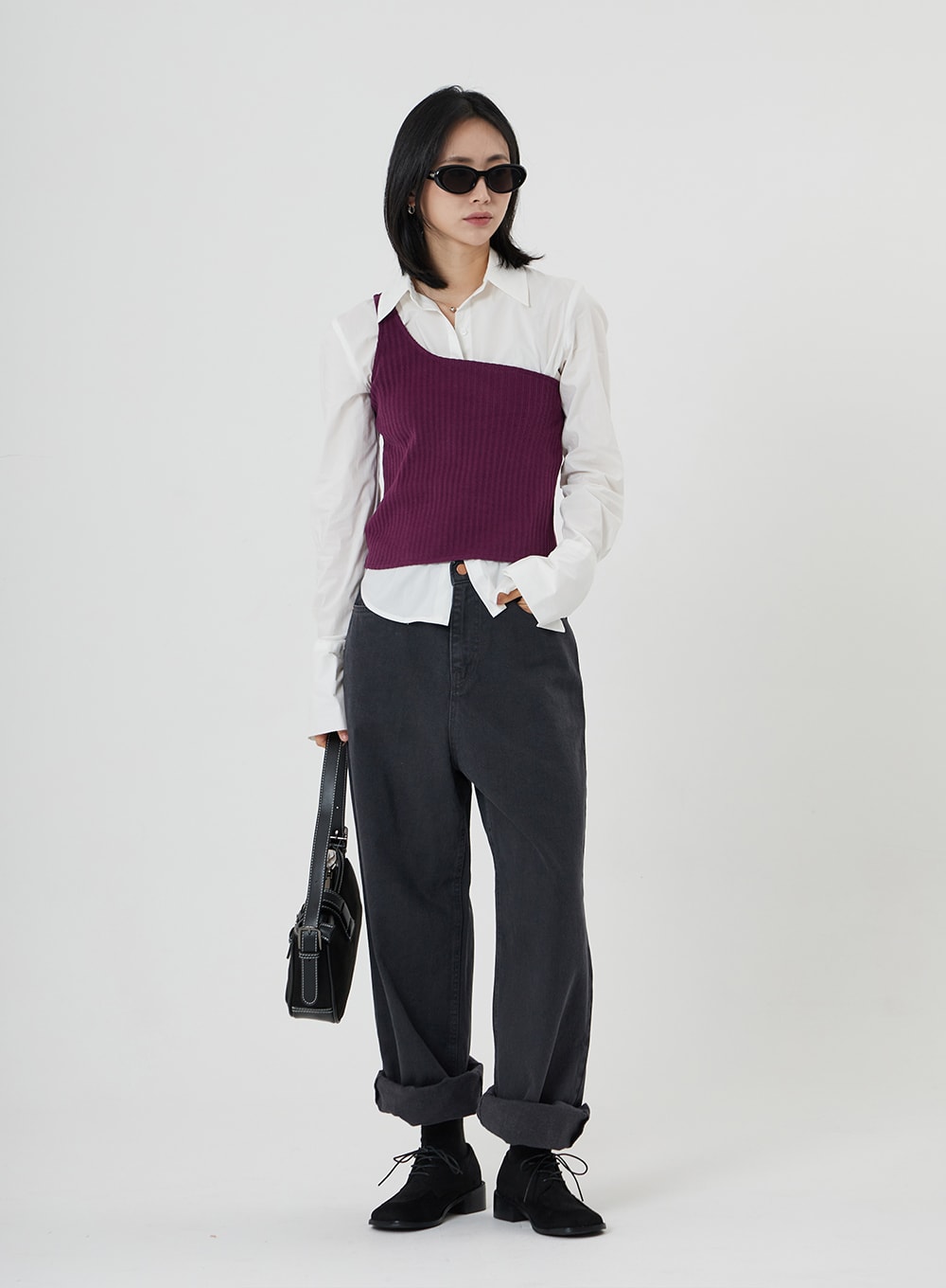 Maxi Denim Pants ON23 in charcoal grey, full-body front shot on model with sunglasses and black bag, wide-leg rolled-cuff denim, styled with white shirt and purple ribbed knit vest.