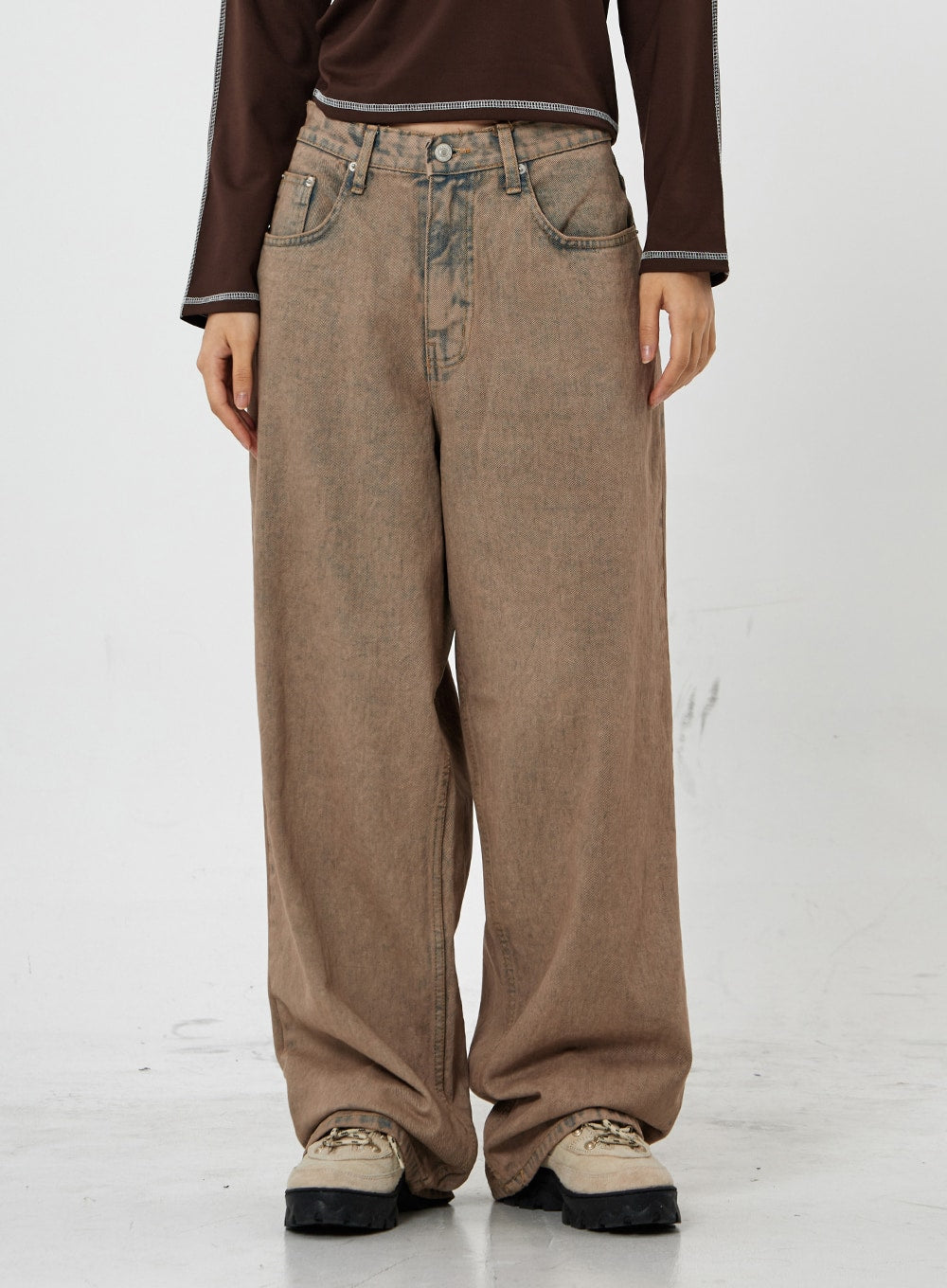 Raemon Wide Jeans Unisex CS21 in brown acid-wash, front close-up from waist to ankle on model, showing five-pocket construction and heavily faded washed texture.