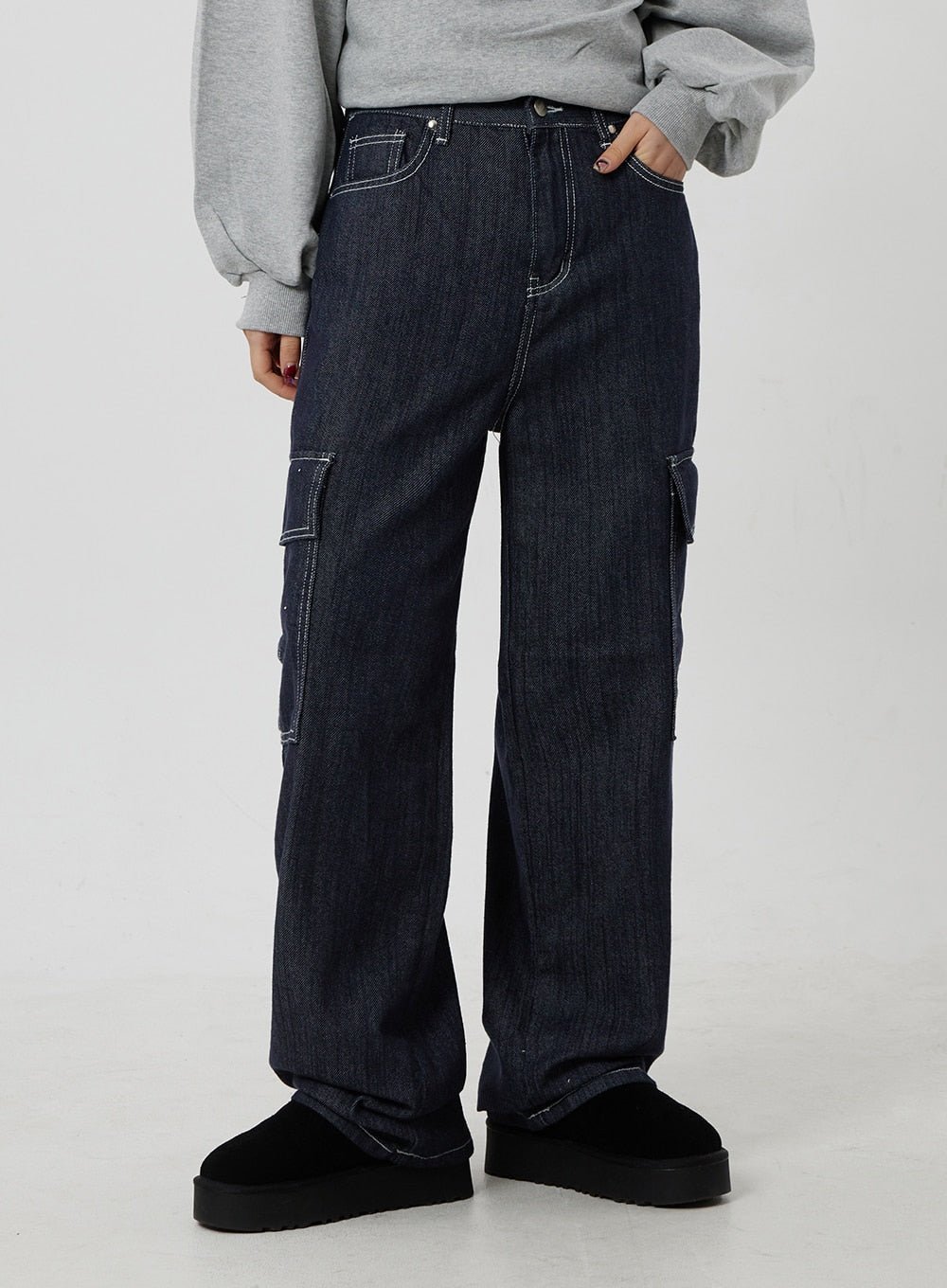 Wide Cargo Jeans CF302 in dark indigo, waist-to-hem front close-up on model, contrast stitch detailing on cargo pockets and waistband, wide-leg cotton denim silhouette.