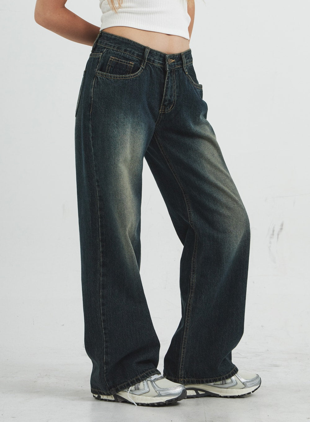 Low Rise Washed Loose-Fit Wide-Leg Jeans