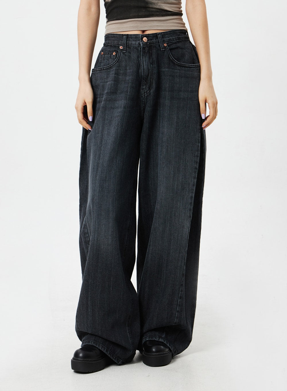 Mid-Rise Baggy Jeans CM324 in washed black denim, front waist-to-hem close-up on model, mid-rise waistband with copper rivets, extra-wide leg cotton denim.