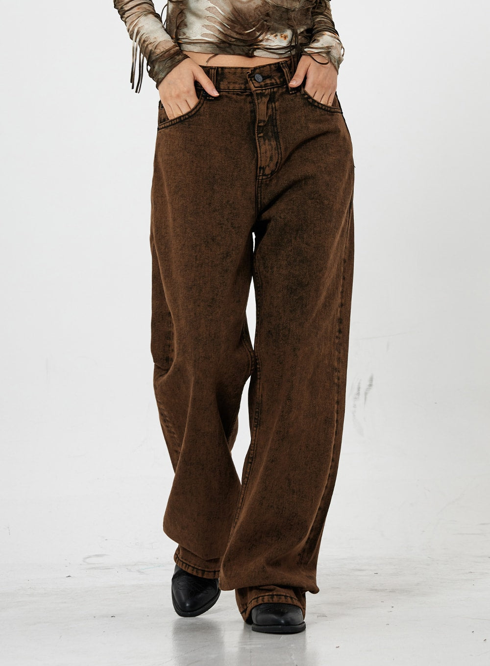 Washing Wide Jeans Unisex CS21 in brown, waist-to-hem close-up on model, hands in pockets, washed gradation denim, five-pocket construction with contrast stitching and wide leg opening.
