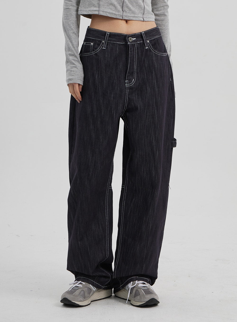 Mid-Rise Baggy Jeans CF307 in dark indigo, front close-up on model, mid-rise waistband with silver hardware, wide-leg silhouette and white contrast topstitching throughout.