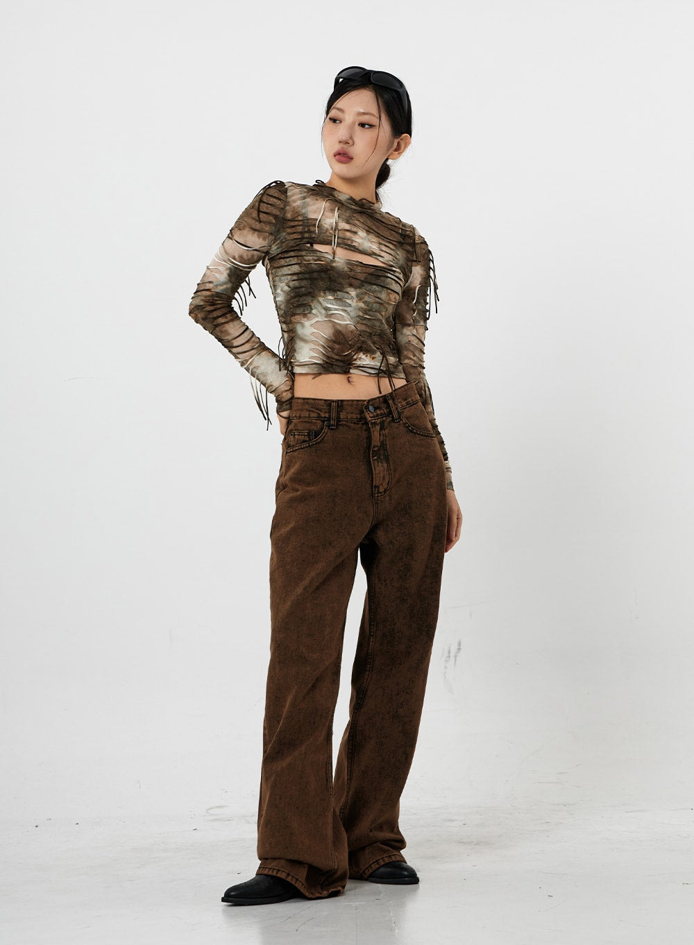 Washing Wide Jeans Unisex CS21 in brown, full-length three-quarter front view on model, washed cotton wide-leg jeans with gradation finish, hand on hip, styled with tie-dye mesh top.