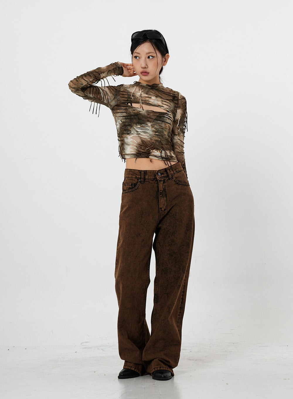 Washing Wide Jeans Unisex CS21 in brown, full-length slight three-quarter angle on model, washed gradation denim, model gesturing upward, wide-leg silhouette with street-style pairing.
